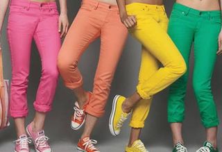 Цветные джинсы с чем носить